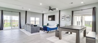 Modern Farmhouse in Del Valle: Rural Setting!