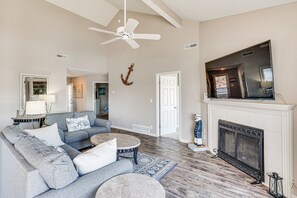 TV - Lake of the Ozarks Condo w/ Community Pools (Lake Ozark)