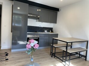 Cafetière/bouilloire, tables à manger