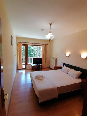 Family Quadruple Room | Desk, laptop workspace, free WiFi, bed sheets - Ski Hotel Katerina (Bansko)