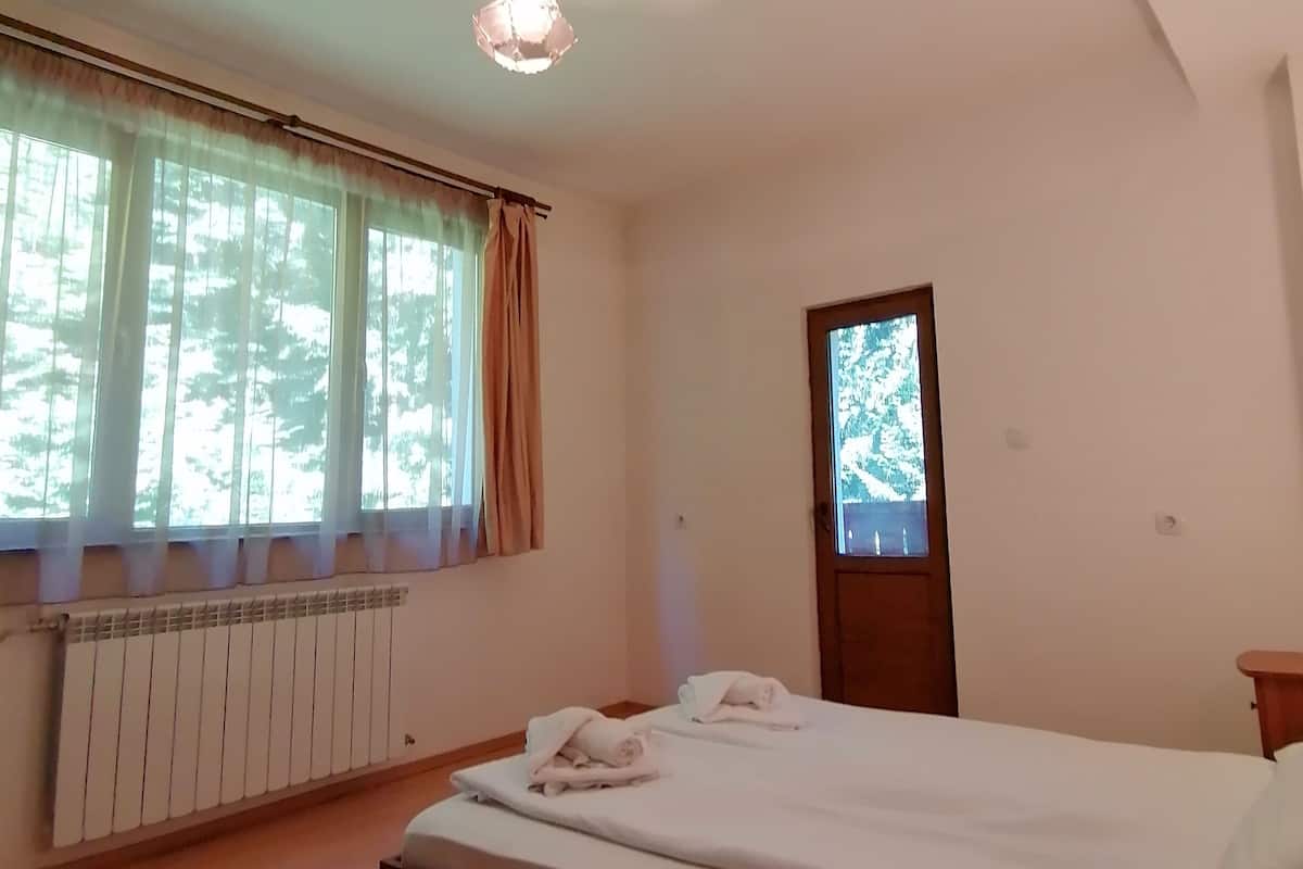 家庭四人房 | 办公桌、笔记本电脑工作区、免费 WiFi、床单