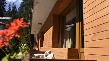 غرفة اقتصادية مزدوجة أو بسريرين منفصلين | شرفة/رواق