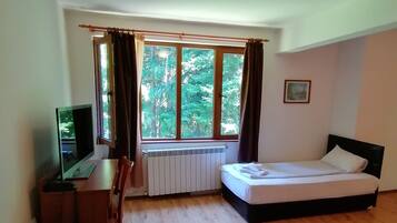 غرفة عائلية رباعية | مكتب ومساحة عمل للكمبيوتر المحمول وواي فاي مجانًا وملاءات أسرّة