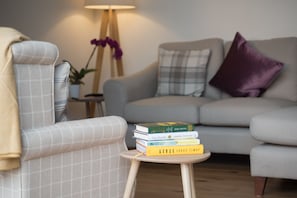 Ferienhaus | Wohnbereich | Fernseher, Kamin