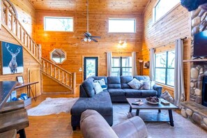 Smart TV, fireplace - Bison Point, Smoker Grill, Corn Hole, Fire Pit, Game Table, Ladder Ball (Broken Bow)