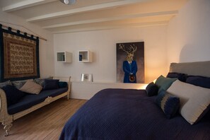 4 sovrum, skrivbord, resesäng och sängkläder
