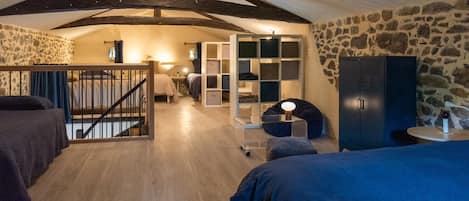 4 bedrooms, desk, travel cot, bed sheets