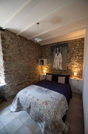 4 bedrooms, desk, travel cot, bed sheets