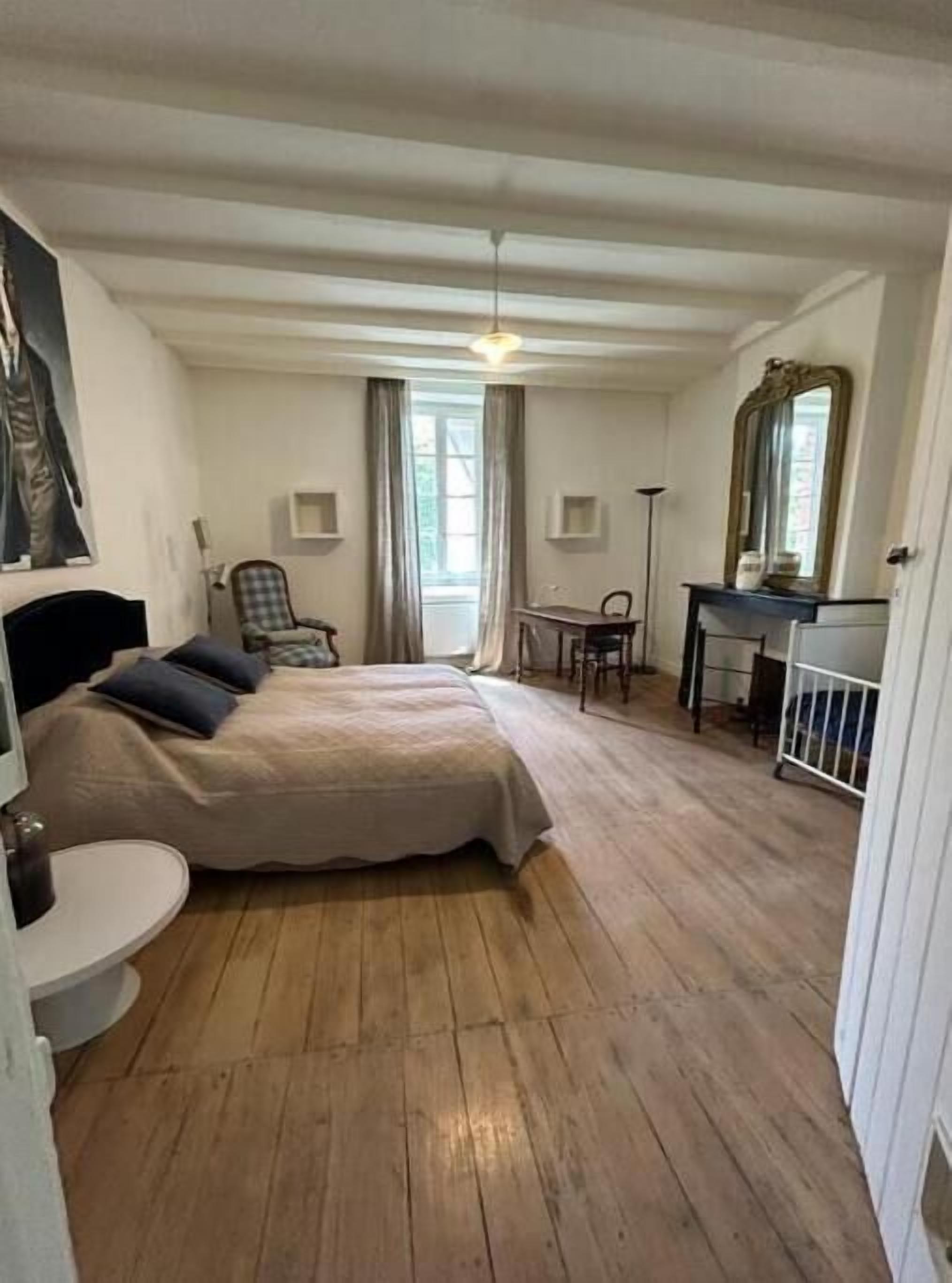 4 chambres, bureau, lit parapluie, draps fournis