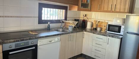 Micro-ondes, four, plaque de cuisson, lave-vaisselle