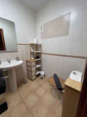 Doccia, asciugacapelli, asciugamani, sapone