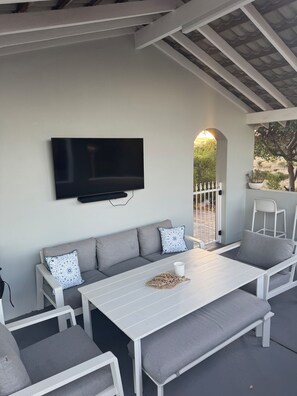 智能电视、壁炉、书、立体声音响