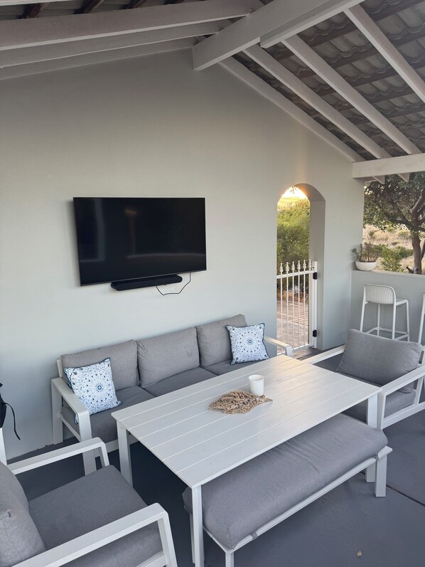 Smart TV, fireplace, books, stereo