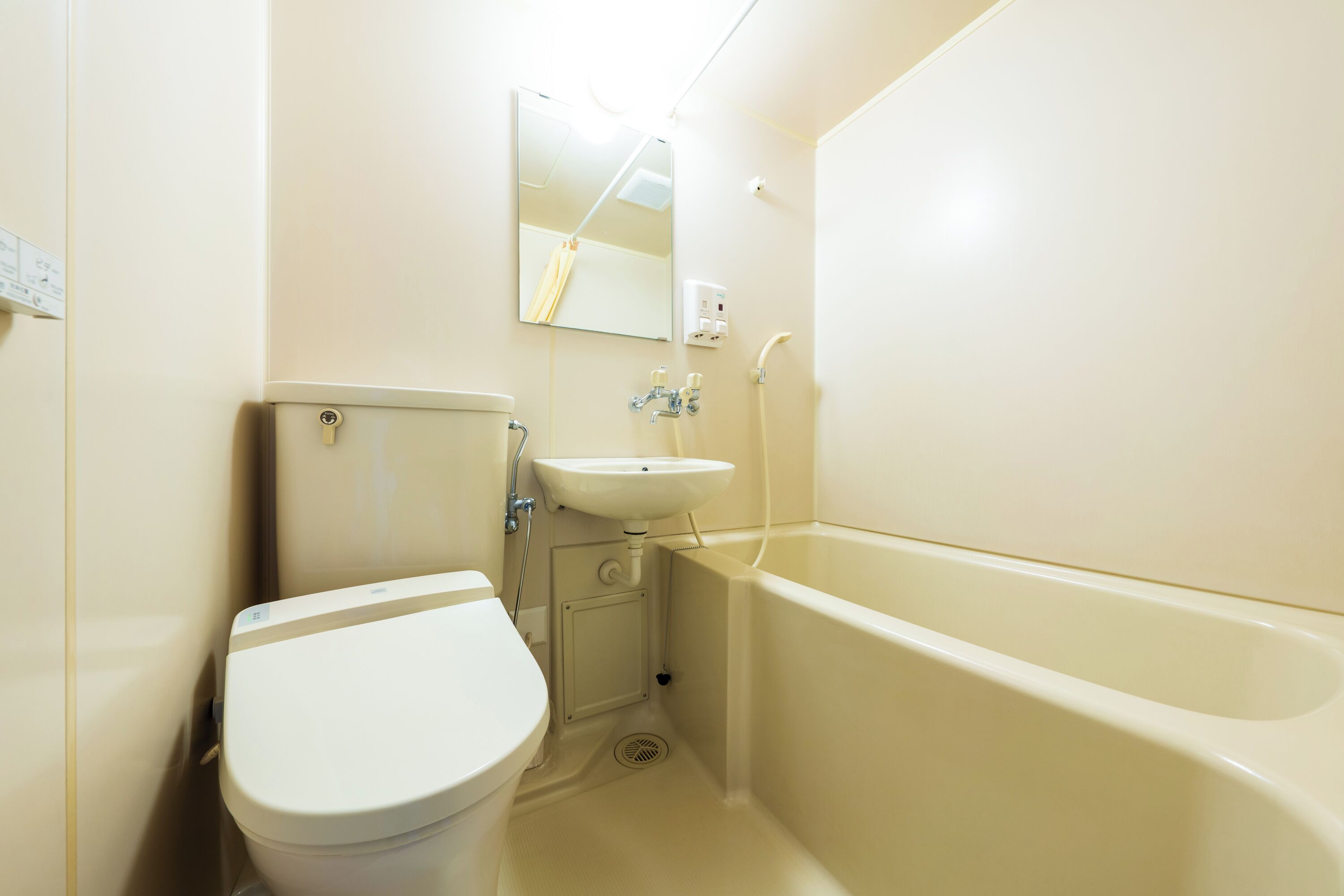 A bathroom with a toilet, sink, and bathtub.