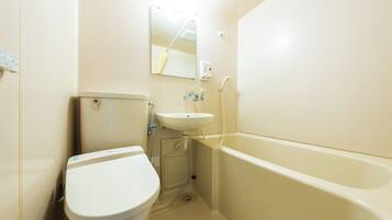 Un baño con inodoro, lavamanos y bañera.