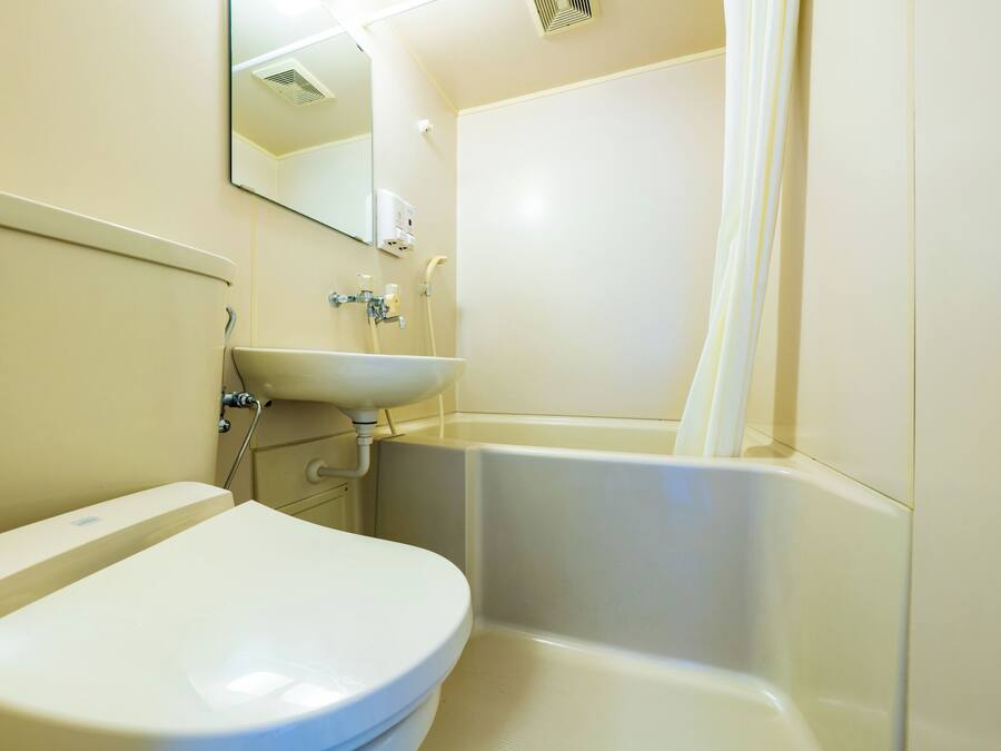 A bathroom with a toilet, sink, and bathtub.