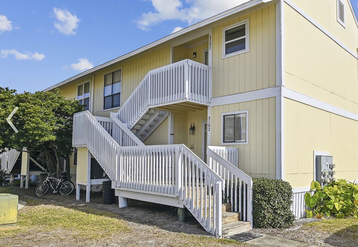 Photo 3 of SPC 3202 is a Gorgeous remodeled 2 BR with Free Beach service for 2