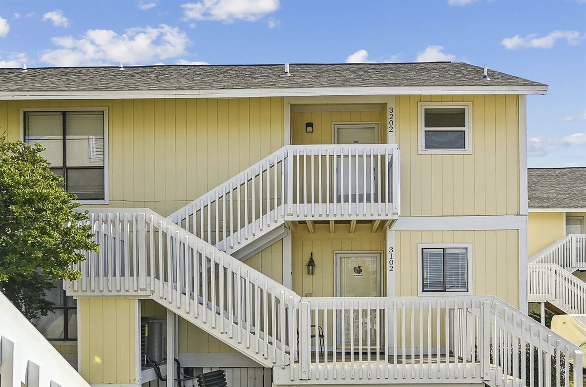 Photo 20 of SPC 3202 is a Gorgeous remodeled 2 BR with Free Beach service for 2
