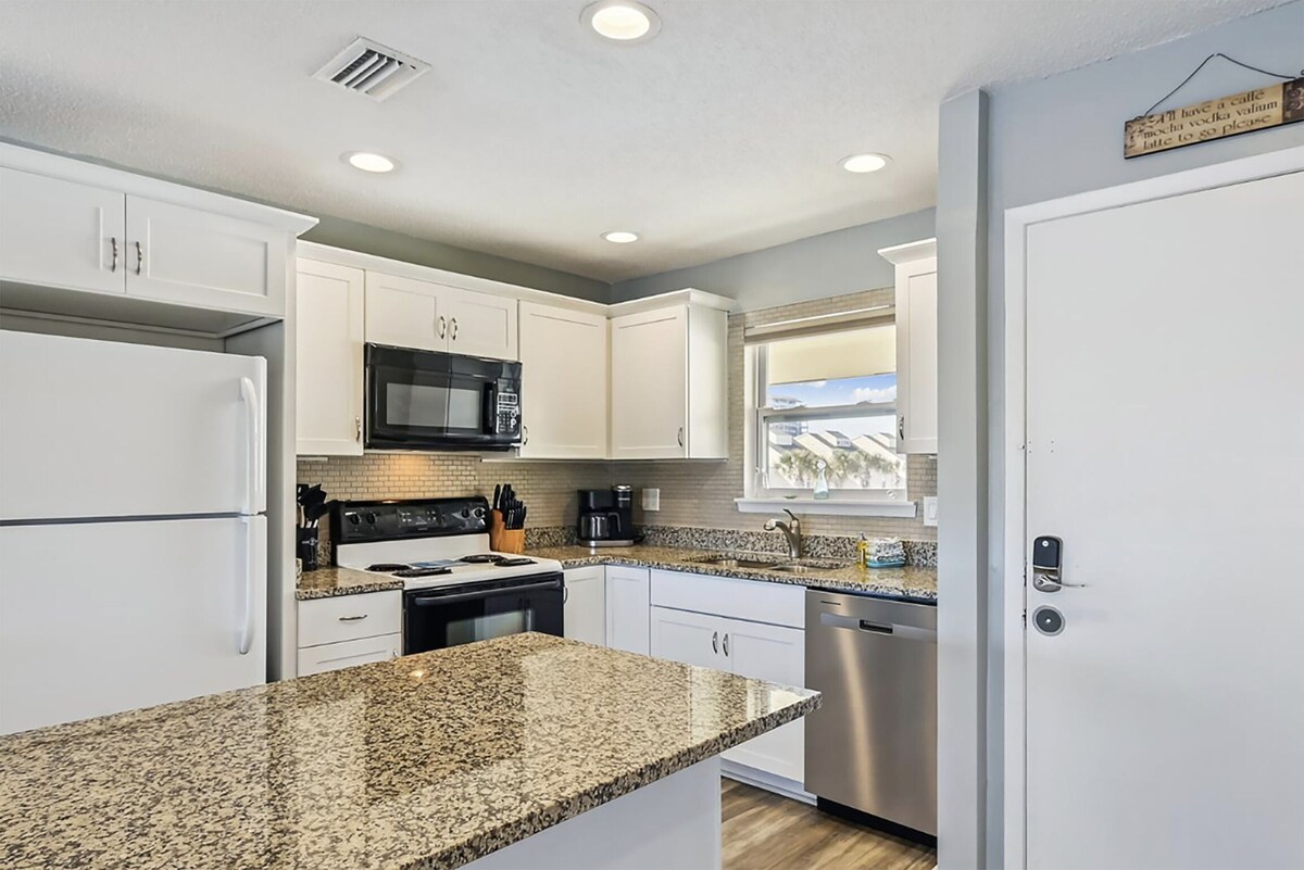 Photo 8 of SPC 3202 is a Gorgeous remodeled 2 BR with Free Beach service for 2