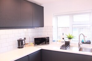 Apartamento | Cozinha privada | Geladeira, micro-ondas, fogão, cooktop