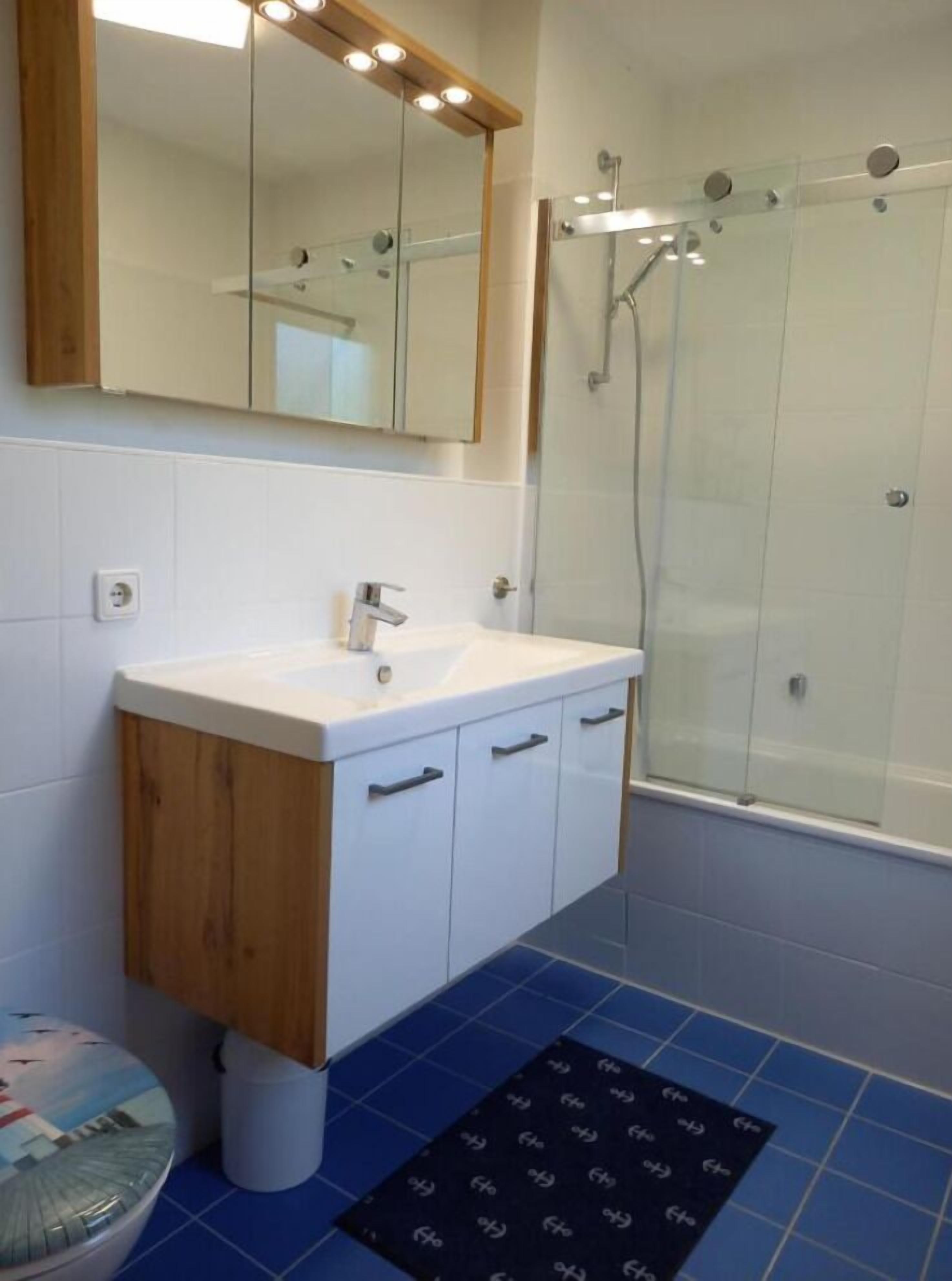 Chuveiro, secador de cabelo, papel higiênico 