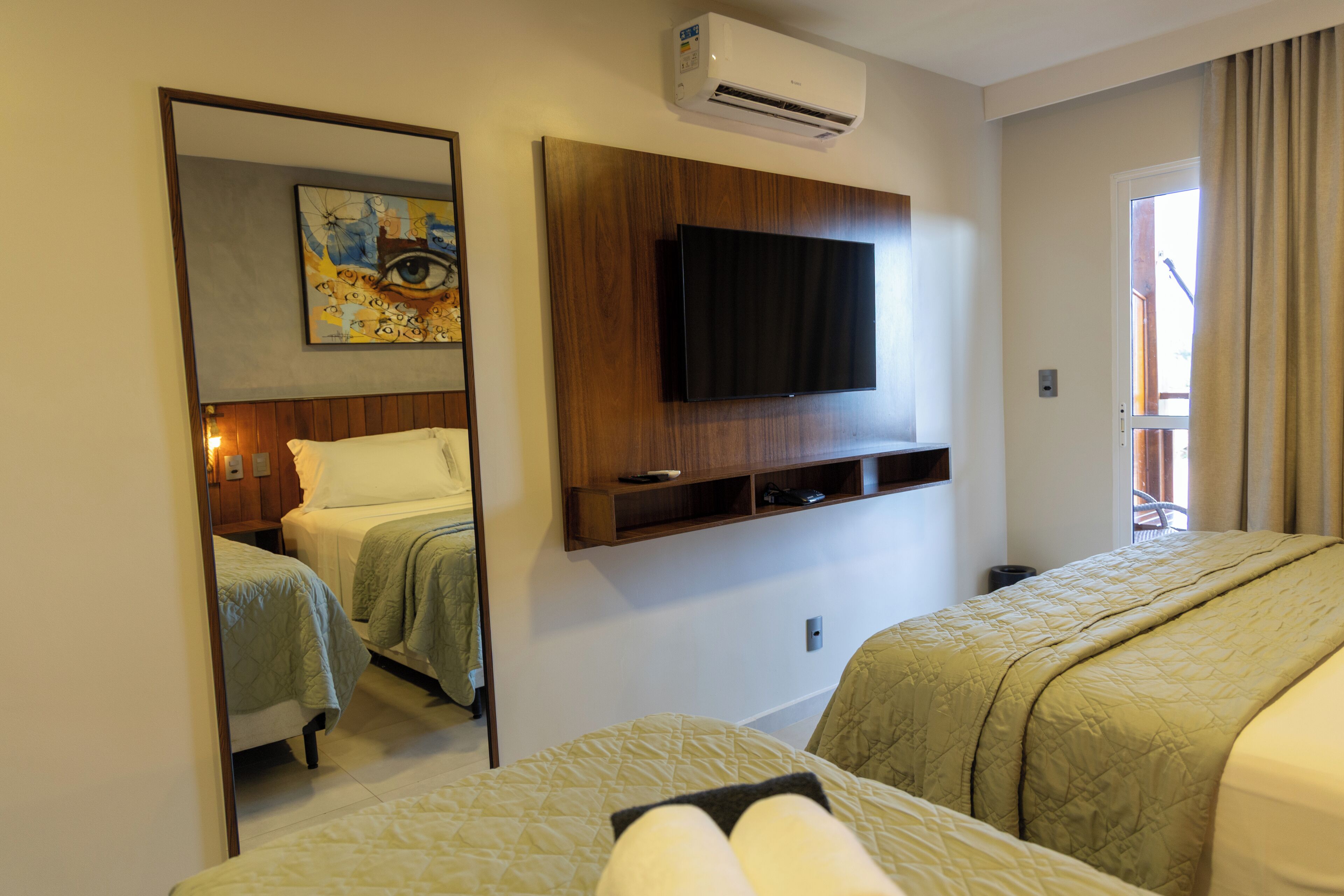 Quarto conforto, sacada | 6 quartos, camas com colchões pillow-top, cortinas blackout