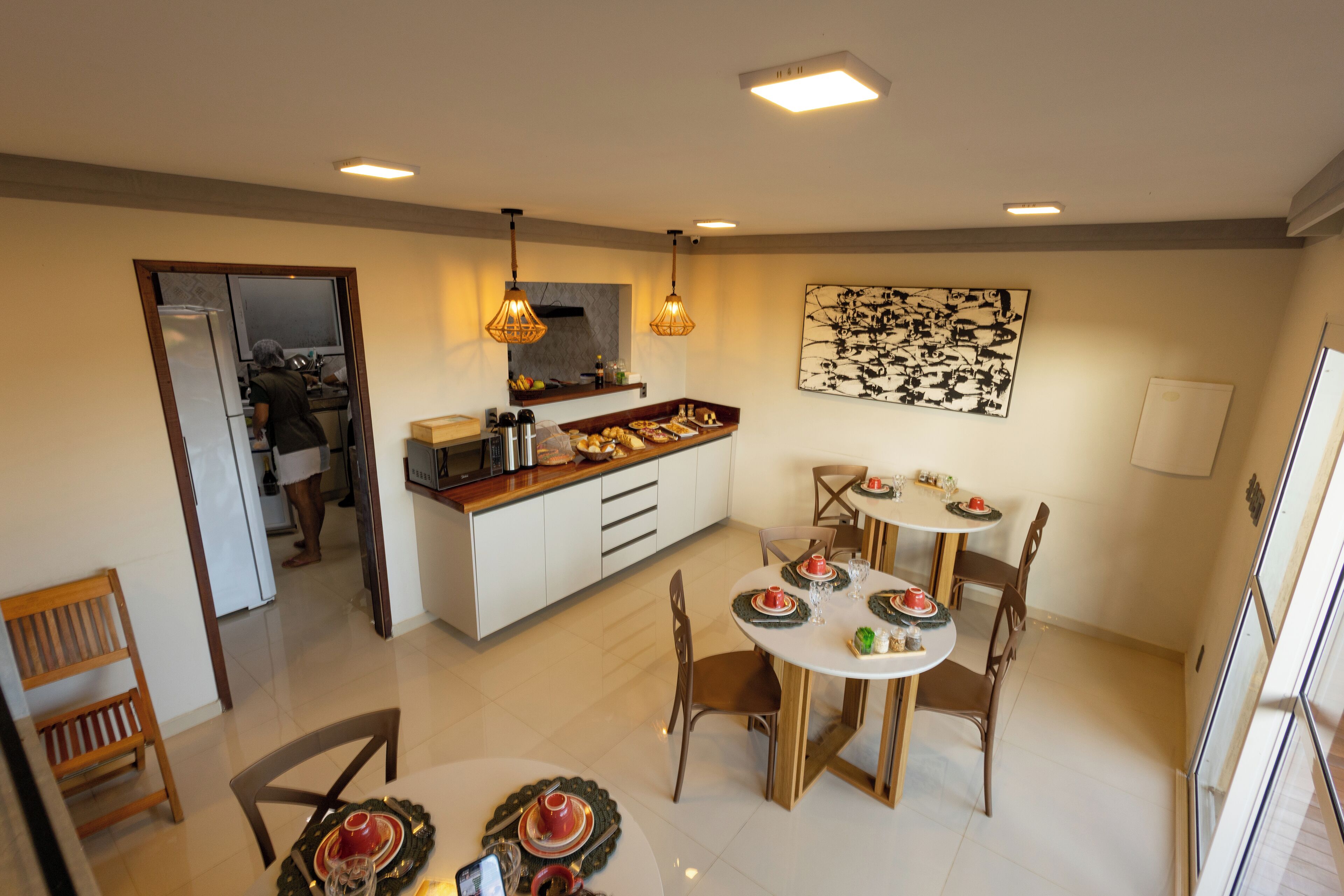 Café da manhã feito na hora grátis todos os dias