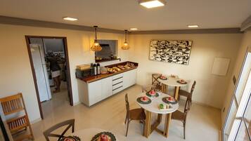 Café da manhã feito na hora grátis todos os dias