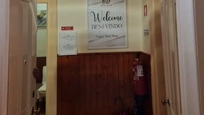 A hotel entrance with a sign reading "Alojamento Local Bons Dias" and "Welcome BEM-VINDO Enjoy Your Stay". - Bons Dias (Lisbon)