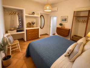 4 bedrooms, iron/ironing board, travel crib, free WiFi - Positano Villa with Sea View Terrace – Walk to Beach & Town - Amalfi Coast (Positano)