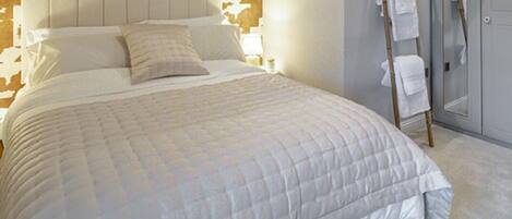 2 Schlafzimmer, Schreibtisch, Bügeleisen/Bügelbrett, Reisekinderbett