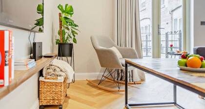 Modern renovated courtyard house * sleeps 5 * Free Parking* High Speed WiFi