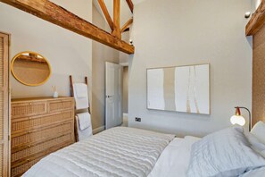 2 室のベッドルーム、デスク、アイロン / アイロン台、旅行用ベビーベッド