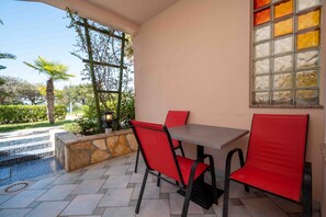 Outdoor dining - Studio Barbara, first line to the sea. (Petrcane)