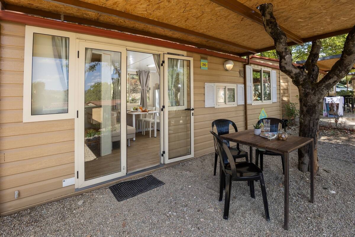 Bungalow | 2 bedrooms, cribs/infant beds, bed sheets