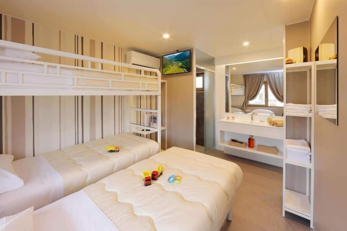 2 habitaciones, cunas y ropa de cama