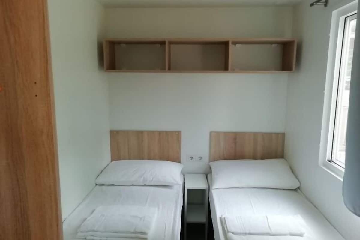 2 habitaciones, cunas y ropa de cama
