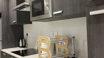 Full-size fridge, microwave, oven, stovetop