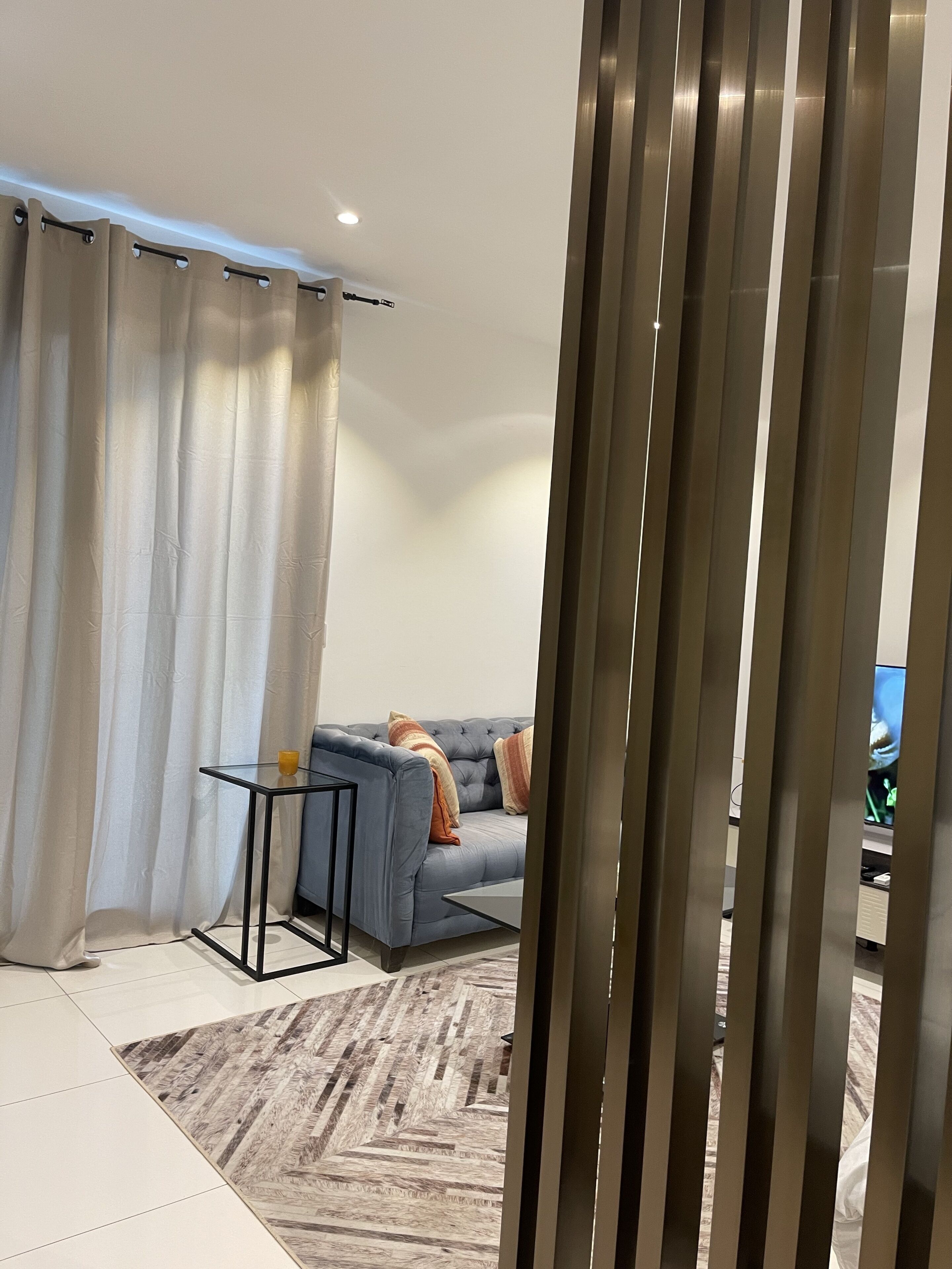 1 多间卧室、办公桌、笔记本电脑工作区、遮光窗帘