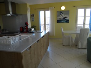 Fridge, microwave, oven, stovetop - Superbe T2e2 de 50m² au Cœur de Giens (HYERES)