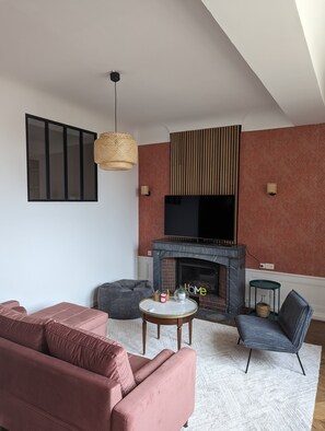 Smart TV, books - Terrasse vue Imprenable Canal (Dole)