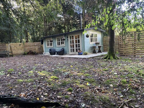 Private and Secluded Cabin in Rowfant