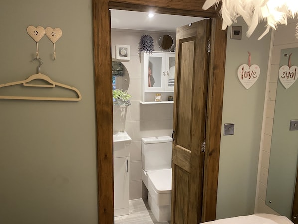 Cabin | Bathroom | Shower, towels - Private and Secluded Cabin in Rowfant (Crawley)