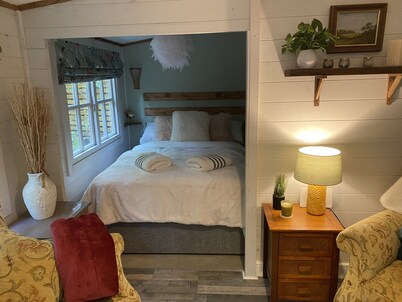 Private and Secluded Cabin in Rowfant