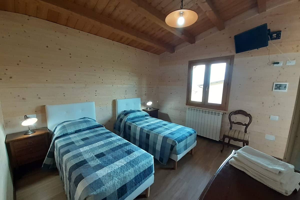 1 habitación, muebles diferentes y sistema de insonorización