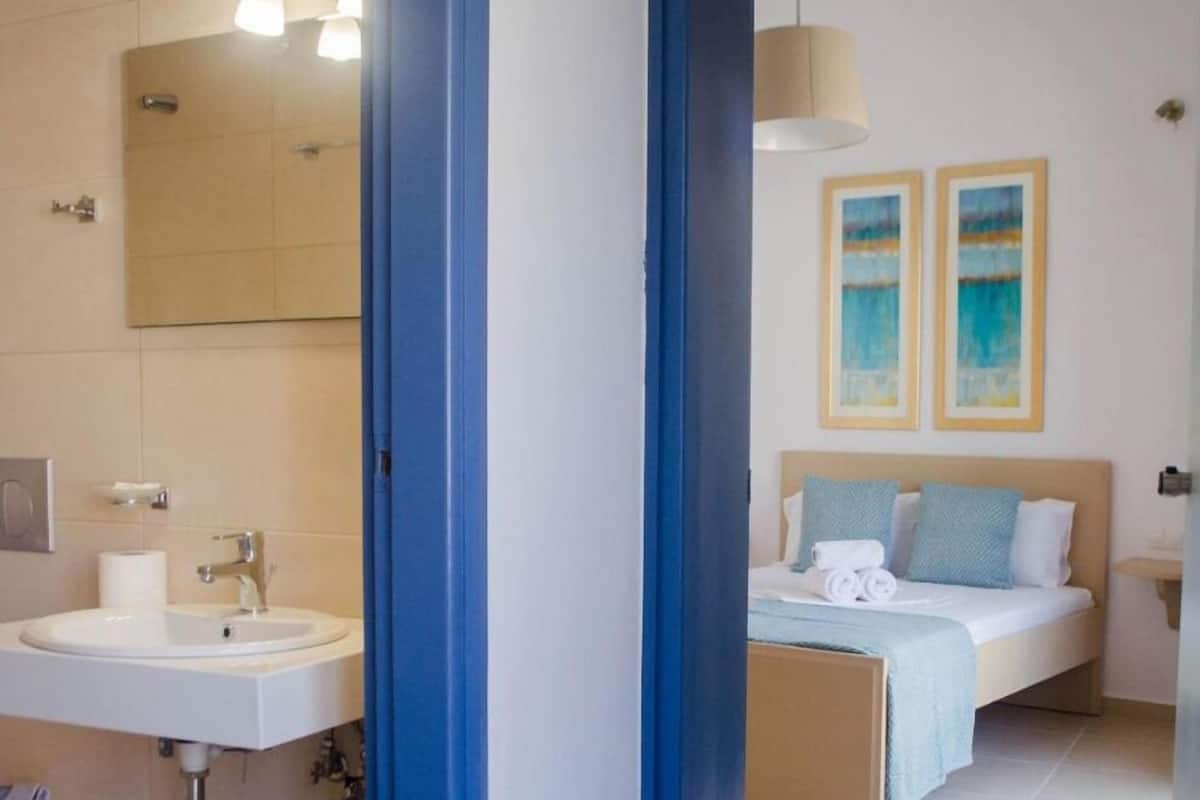 Basic Condo | In-room safe, desk, cribs (free), WiFi (free)