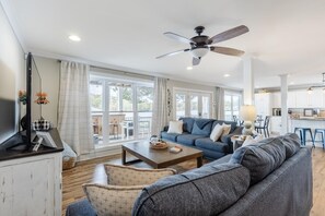 Smart TV, futbolito y libros 