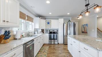 Kylskåp, mikrovågsugn, ugn och spishäll