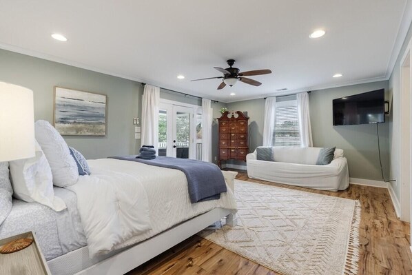 3 bedrooms, desk, iron/ironing board, travel cot