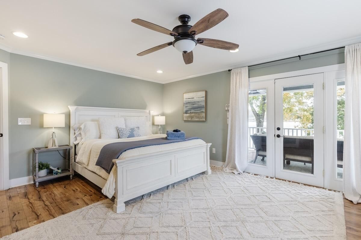 3 habitaciones, escritorio y tabla de planchar con plancha 